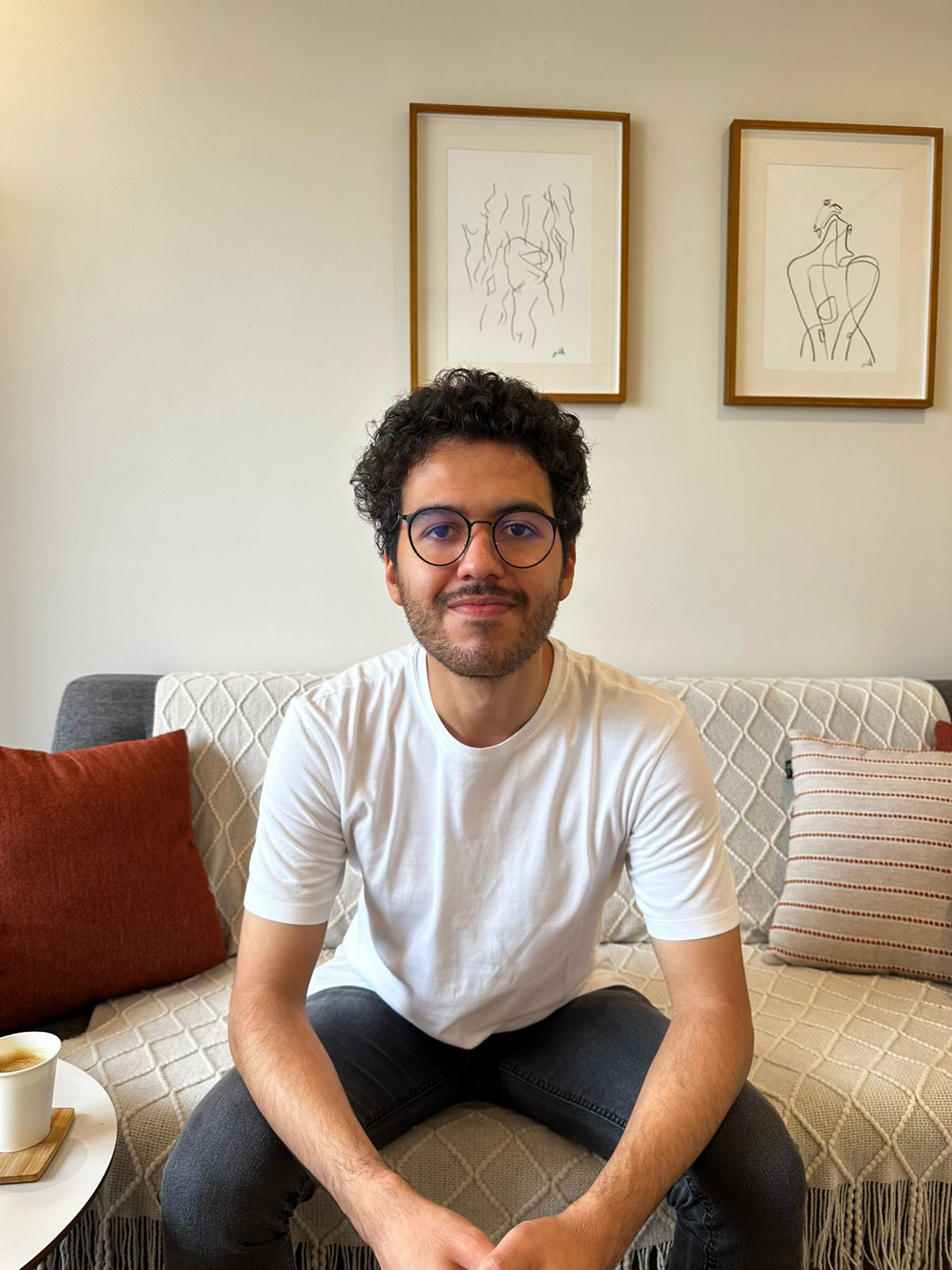Marcel Fernandes em ambiente de consultório, postura acolhedora